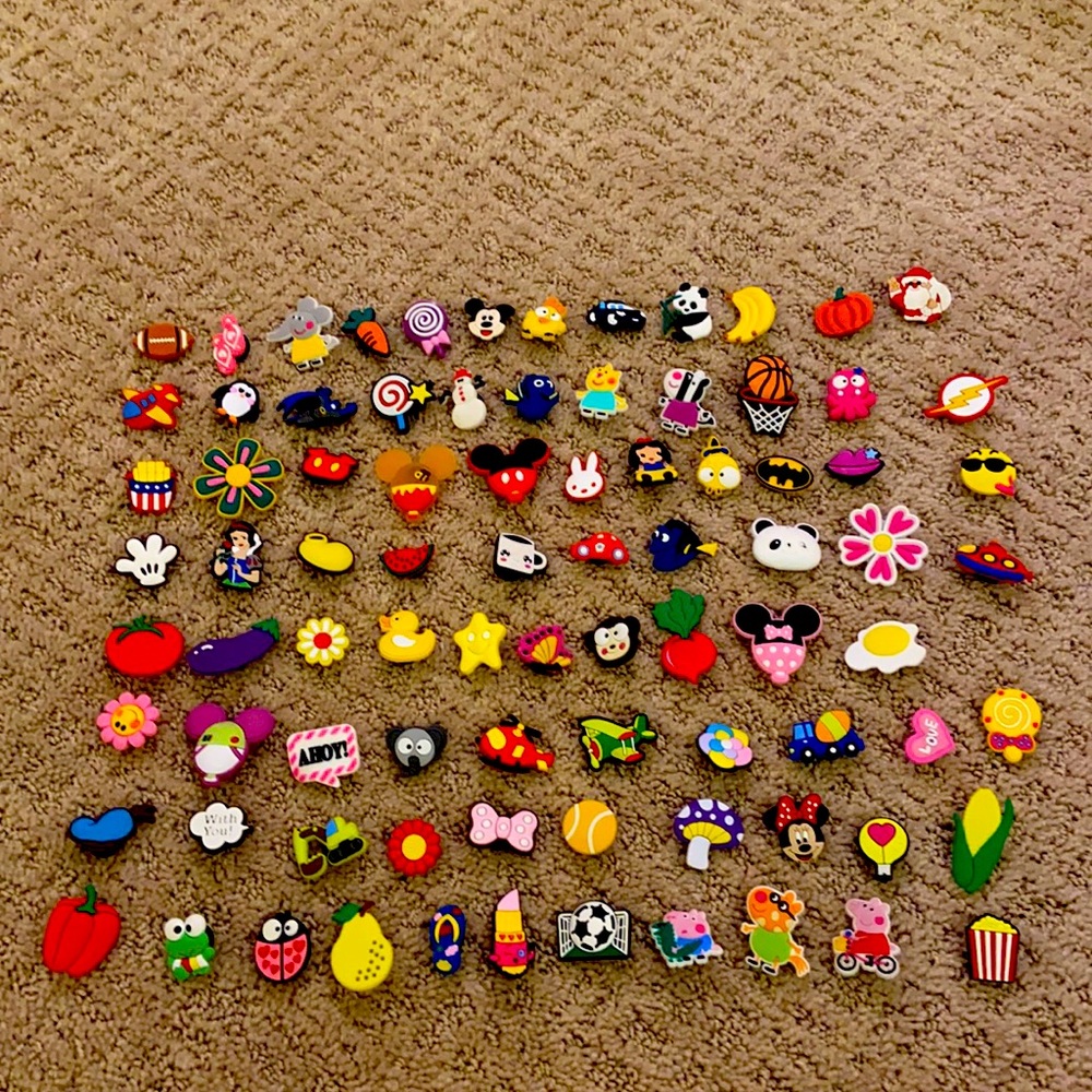 Pack of croc charms!!